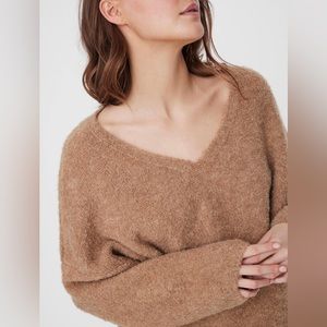 Vero Moda V-Neck Oversized Sweater Recycled Polyester Blend in Tigers Eve